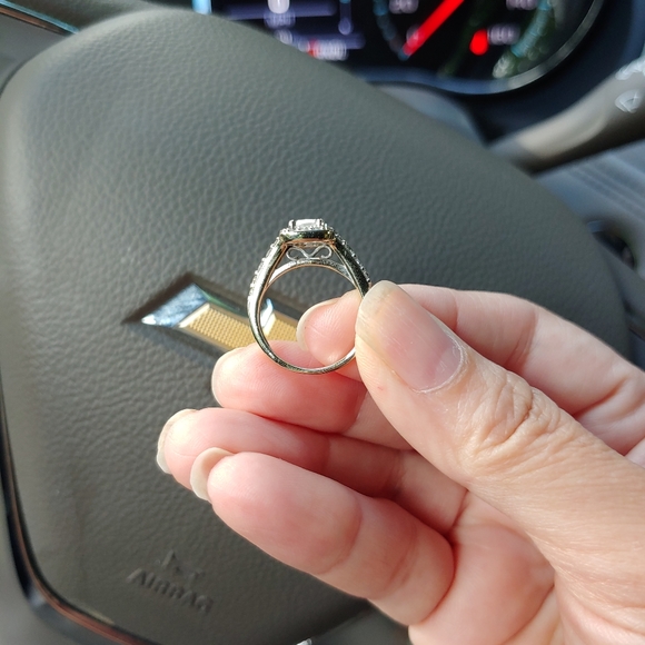 14 kt 3.30 gram size 4.75 1.02CTW 69 CT Emerald cut center Diamond Si2 J-K Color - Picture 4 of 8